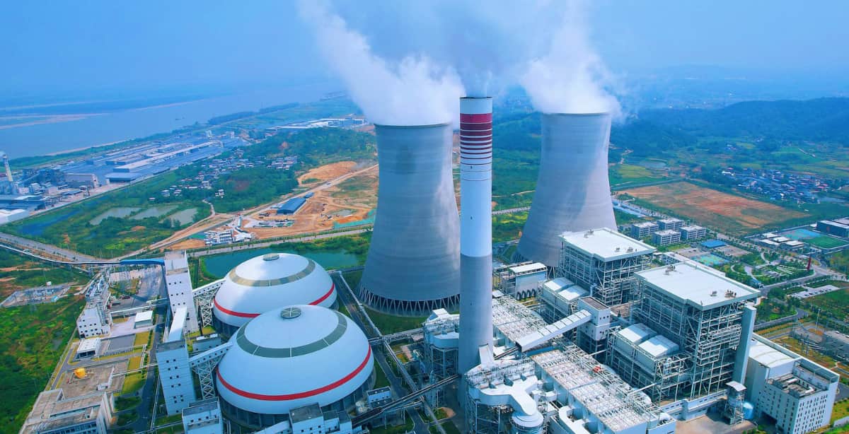 Vista aérea de usina de energia na China, destacando os desafios na capacidade energética da China e a transição sustentável.