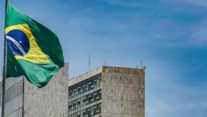 O FMI elevou a previsão do PIB do Brasil para 3,7% em 2024, acima da estimativa do governo, mesmo com juros altos. Confira os detalhes.