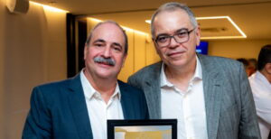 Paulo André Holanda e João Dummar Neto posam para foto segurando o Troféu Empreender 2024 durante a cerimônia de premiação.