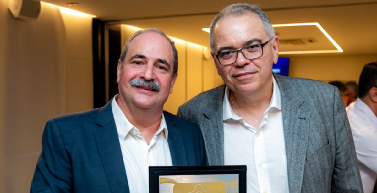 Paulo André Holanda e João Dummar Neto posam para foto segurando o Troféu Empreender 2024 durante a cerimônia de premiação.