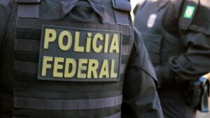 Imagem de um colete da Polícia Federal para ilustrar uma matéria jornalística sobre a prisão de um ex-servidor que era líder de um esquema milionário no TRT-7
