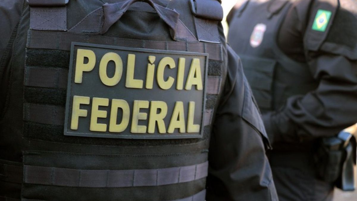 Imagem de um colete da Polícia Federal para ilustrar uma matéria jornalística sobre a prisão de um ex-servidor que era líder de um esquema milionário no TRT-7