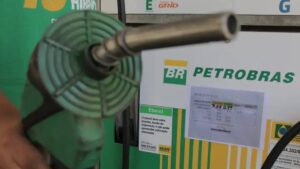 Bomba de posto de gasolina BR. Preço do diesel da Petrobras está defasado, calcula entidade