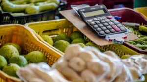 Imagem com alimentos de um mercado. Preço dos alimentos cai em dezembro