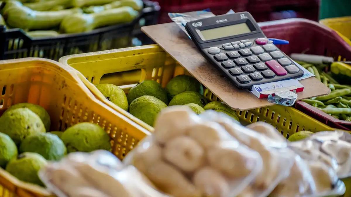Imagem com alimentos de um mercado. Preço dos alimentos cai em dezembro