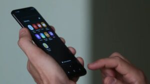 Preços de eletrônicos caíram 3,6% em 2024, mas alta do dólar pode reverter essa tendência e impactar o comércio online em 2025.