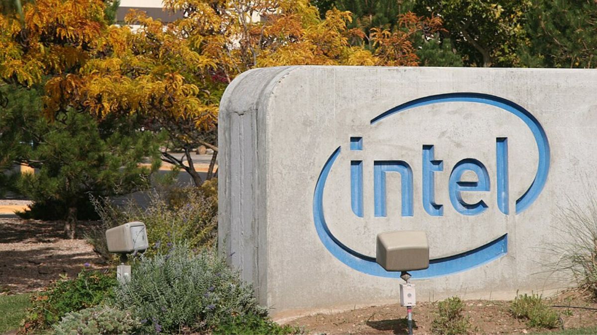 Intel encerra 2024 com prejuízo de US$ 126 milhões. Receita cai 7%, mas supera previsões. Ações sobem no pós-mercado apesar do resultado.