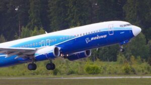 A Boeing registrou prejuízo de US$ 3,86 bilhões no quarto trimestre de 2024, com queda na receita e fluxo de caixa negativo, impactando suas ações.