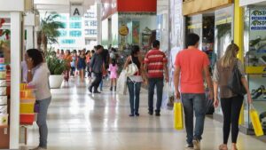 Imagem de um shopping center. Prejuízo do varejo passa de bilhões, segundo estudo da CNC