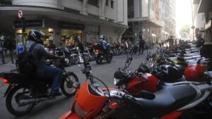 Imagem com várias motocicletas. Produção de motocicletas registra aumento em 2024