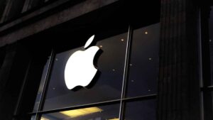 Imagem de prédio com logotipo da Apple. Queda da Apple na China a faz cair no ranking de smartphones mais vendidos