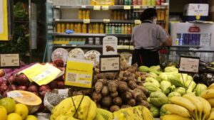 Imagem de alimentos em um supermercado. Queda de alimentos, mas alta em outros, diz Conab sobre dezembro de 2024