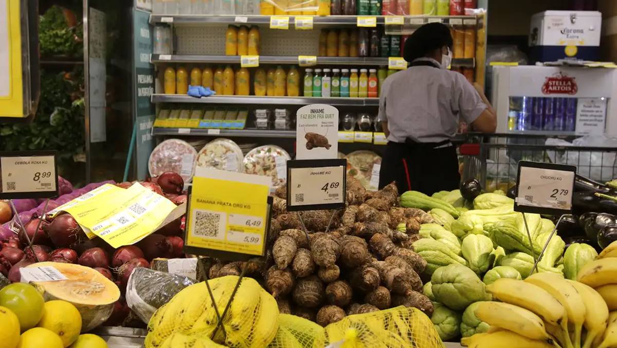 Imagem de alimentos em um supermercado. Queda de alimentos, mas alta em outros, diz Conab sobre dezembro de 2024