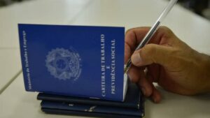imagem de uma carteira de trabalho. Reajuste do seguro-desemprego para 2025