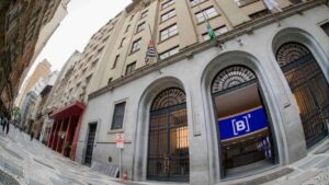 Movimentações no mercado financeiro marcam o dia: moedas como dólar e euro recuam e Ibovespa atinge novo pico histórico com alta de 1,74%.