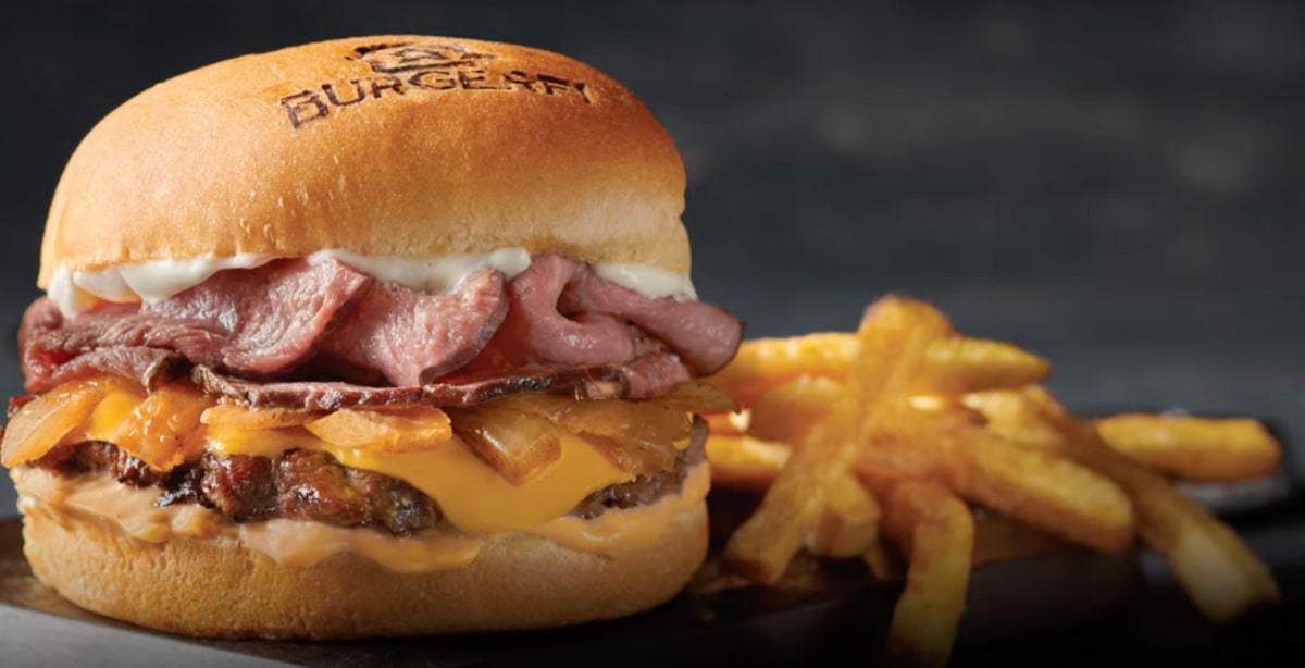 Imagem de um hambúrguer gourmet da rede BurgerFi acompanhado de batatas fritas. Rede de fast-food declara falência nos EUA.