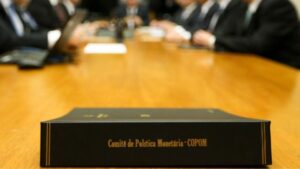 A equipe da reunião do Copom avalia a economia para definir juros e inflação. Veja quem toma essas decisões e os impactos no país.