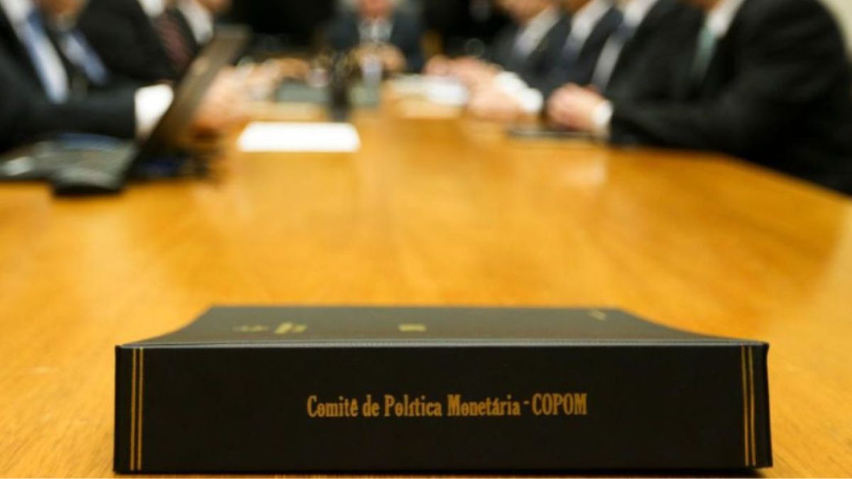 A equipe da reunião do Copom avalia a economia para definir juros e inflação. Veja quem toma essas decisões e os impactos no país.
