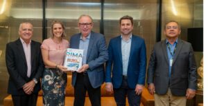Ricardo Cavalcante, presidente da FIEC, com representantes do Consórcio Santa Quitéria, Galvani Fertilizantes e INB segurando o relatório RIMA.