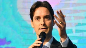 Ricardo Gontijo, CEO da Direcional Engenharia, durante apresentação sobre resultados financeiros e vendas recordes em 2024.