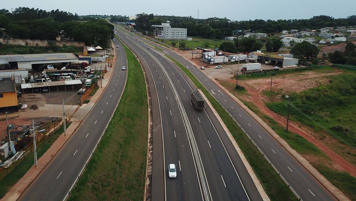 Estrada no estado do Paraná. Rodovias no Paraná recebem aporte bilionário do BNDES