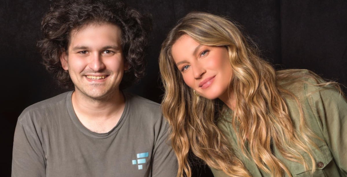 Sam Bankman, fundador da FTX, e Gisele Bündchen, embaixadora da marca, posando juntos em fundo escuro.