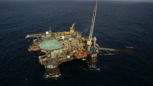 Imagem de plataforma da Petrobras. Santander revisa projeção para petróleo, mas destaca Petrobras
