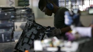 Imagem de um trabalhador em uma indústria. Senai registra recorde de ex-alunos empregados em 22 anos