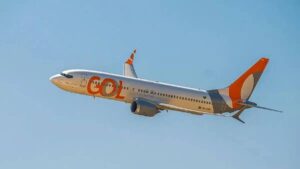 Imagem de uma aeronave da Gol em voo. Serviço de bordo da Gol ficará restrito a água em voos domésticos