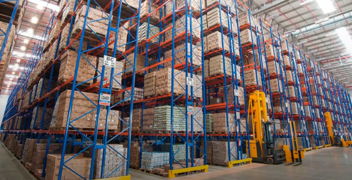 Sistema de armazenagem tipo porta-paletes utilizado pela Móveis de Aço Confiança, destacando organização e eficiência logística.