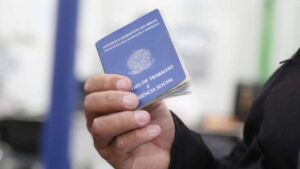 O Brasil registrou saldo positivo de empregos formais em janeiro, mas o ritmo de contratações caiu 20,7% na comparação anual, segundo dados oficiais.