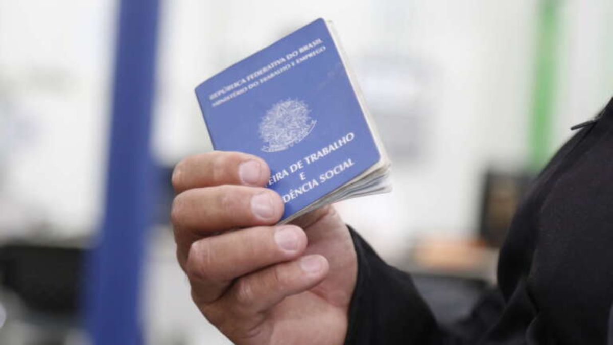 O Brasil registrou saldo positivo de empregos formais em janeiro, mas o ritmo de contratações caiu 20,7% na comparação anual, segundo dados oficiais.