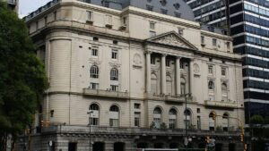 Imagem de prédio da Bolsa de Comércio na Argentina. Taxa de juros argentina cai de 32% para 29%