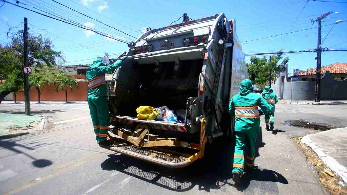 Imagem de um caminhão coletor de lixo para ilustrar uma matéria jornalística sobre o fim da taxa de lixo de Fortaleza e as novas atualizações