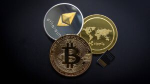 Imagem de criptomoedas. Trump veta Fed de criar novas moedas digitais