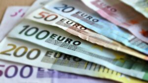 Imagem de notas de euros. UBS prevê paridade entre dólar e euro até o fim de 2025