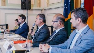 Rui Costa, da Casa Civil e de microfone. Ao lado esquerdo, o governador do RS. Valor destinado ao RS passa de 80 bilhões de reais, atualiza governo