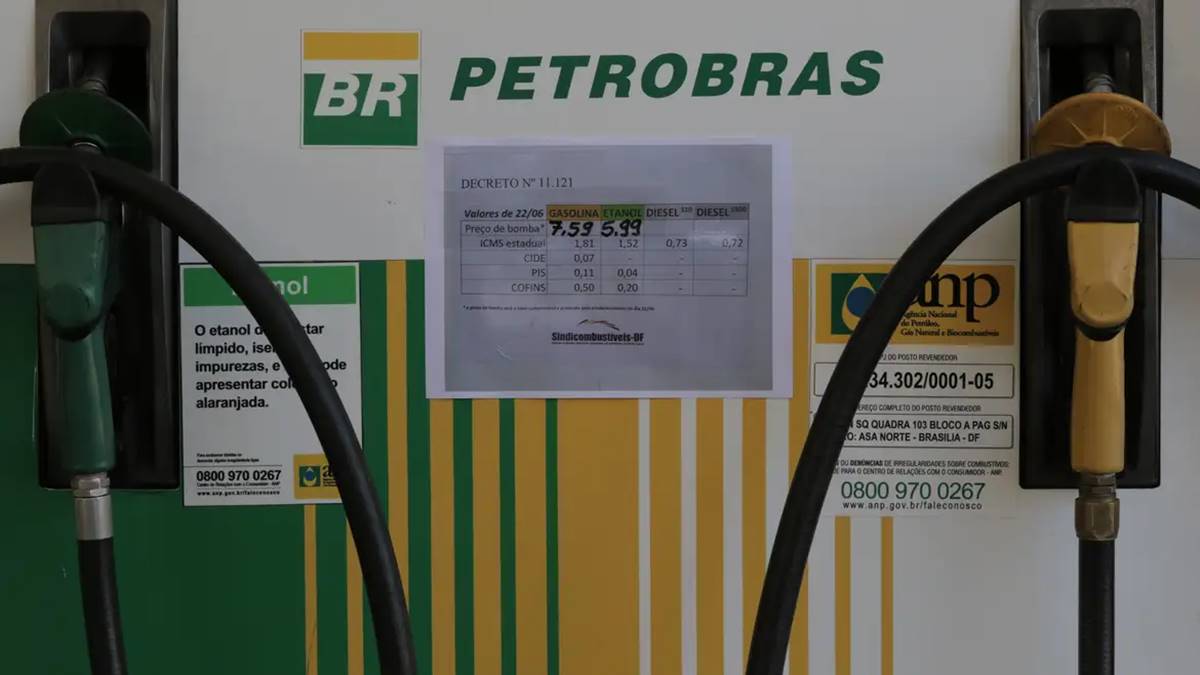 Imagem de bomba em posto BR. Valor do diesel sofre reajuste pela Petrobras