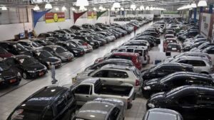 Imagem com vários carros seminovos e usados.