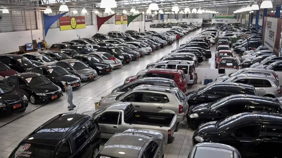 Imagem com vários carros seminovos e usados.