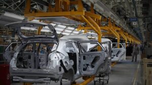 Imagem de um carro em estágio de montagem num pátio da Chery. Vendas da Chery registram aumento de 38,4% nas vendas em 2024