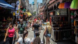 Imagem de comércios no centro do Rio de janeiro. Vendas no Carnaval devem crescer 2%, estima estudo do comércio no Rio de Janeiro