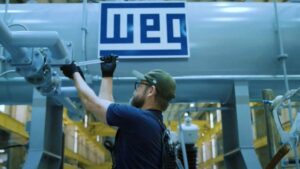 A WEG teve lucro de R$ 6 bilhões em 2024, cresceu 5,4% e superou a Ambev na B3. Novo CEO, Alberto Kuba, assumiu em abril.