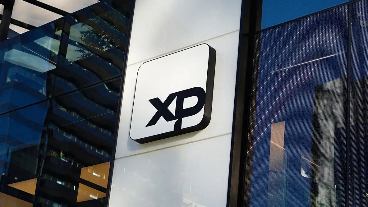 Imagem da logo da XP Investimentos para ilustrar uma matéria jornalística sobre projeções econômicas para 2025.