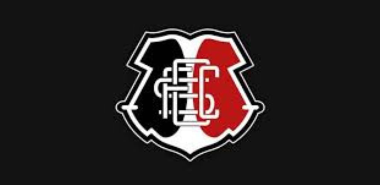 Escudo do Santa Cruz Futebol Clube em fundo preto, representando a identidade do time pernambucano.