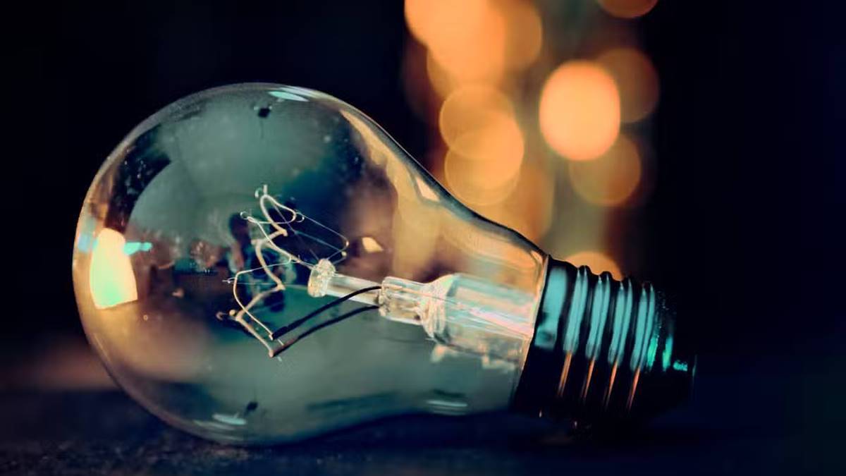 Imagem de uma lâmpada. conta de luz em fevereiro segue sem taxa extra
