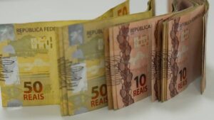 Notas de R$ 50 e de R$ 10. governo federal tem arrecadação recorde em 2024, a maior da história