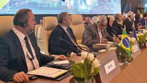À esquerda da imagem, o ministro de Minas e Energia, Alexandre Silveira, durante fórum na Arábia Saudita. investimento saudita bilionário é anunciado por ministro de Minas e Energia