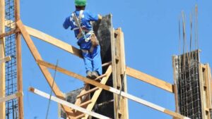 Imagem de trabalhador na construção civil.
