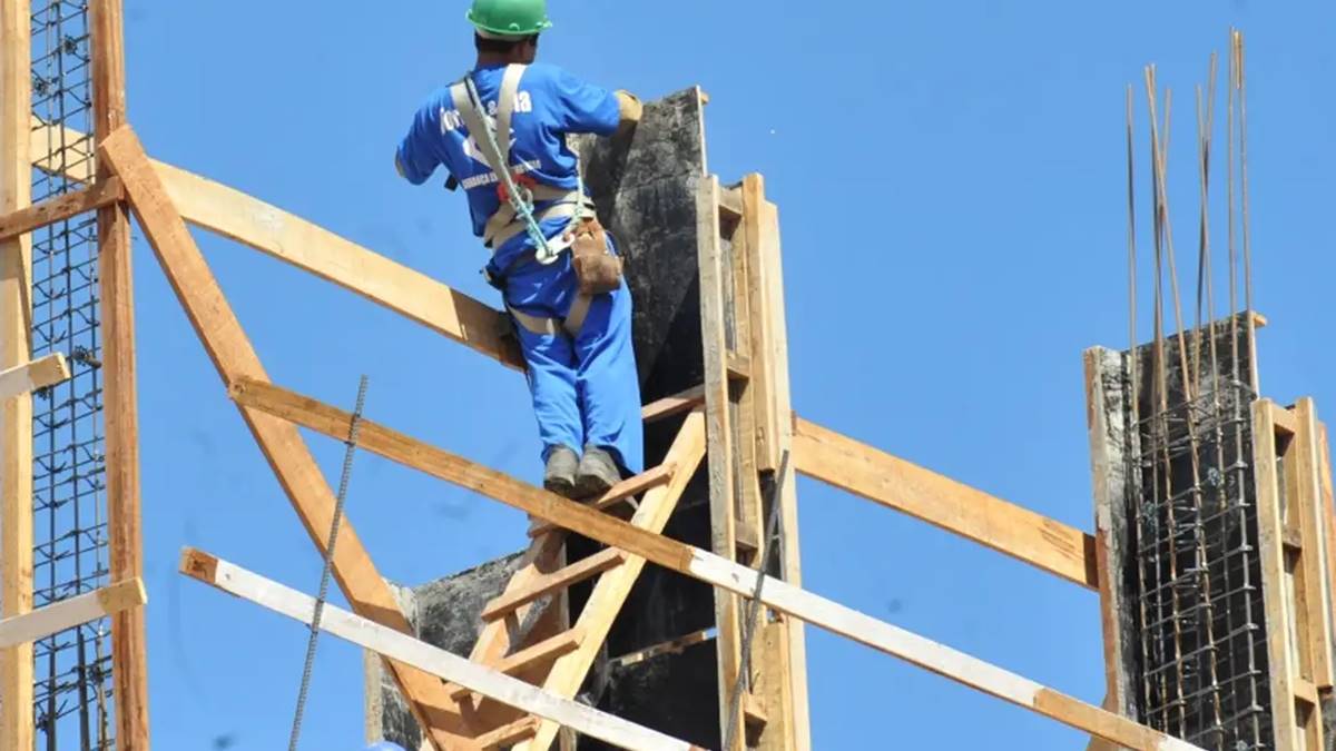 Imagem de trabalhador na construção civil.